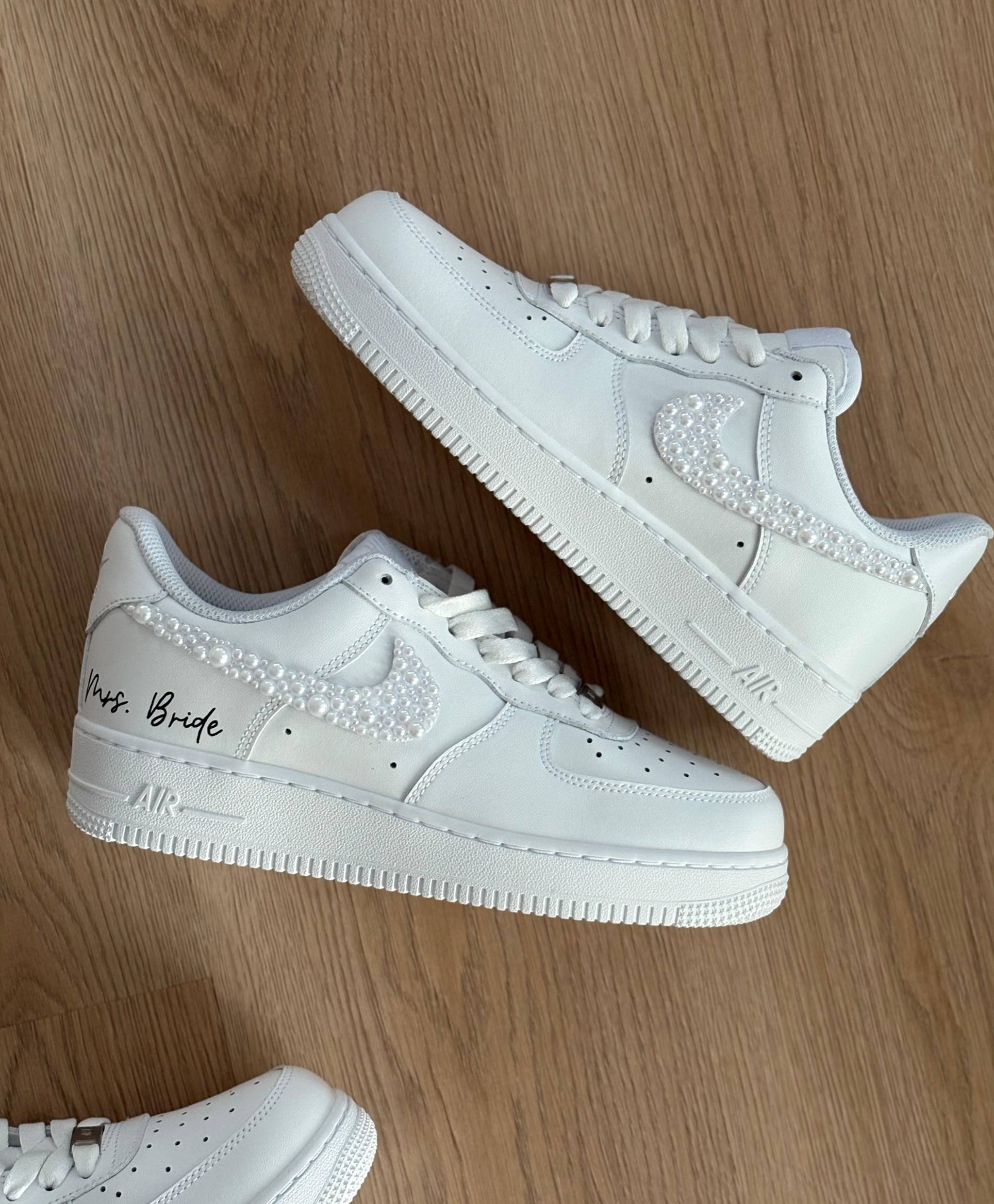 nike air force 1 with little nike signs